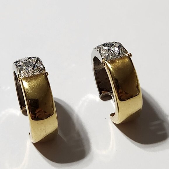 [SOLD] 80's 2.1g 18K Gold Engraved Design Etched Huggie Earrings - Picture 12 of 16